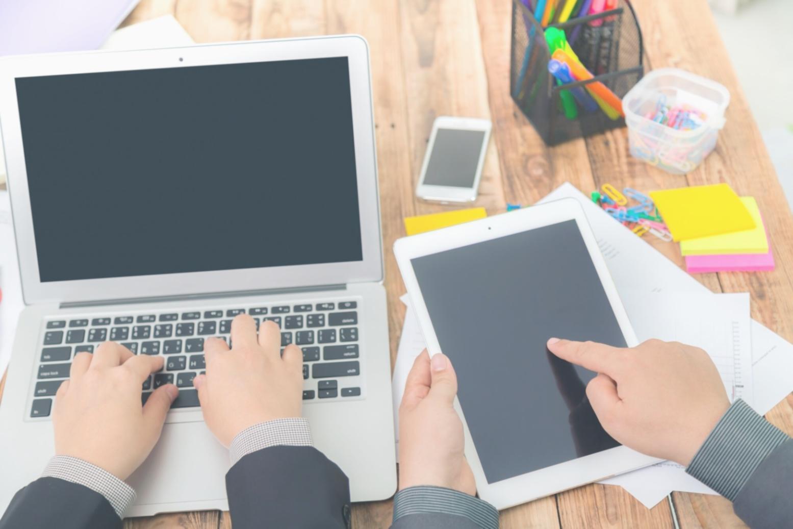 Empresarios colaborando en estrategias financieras