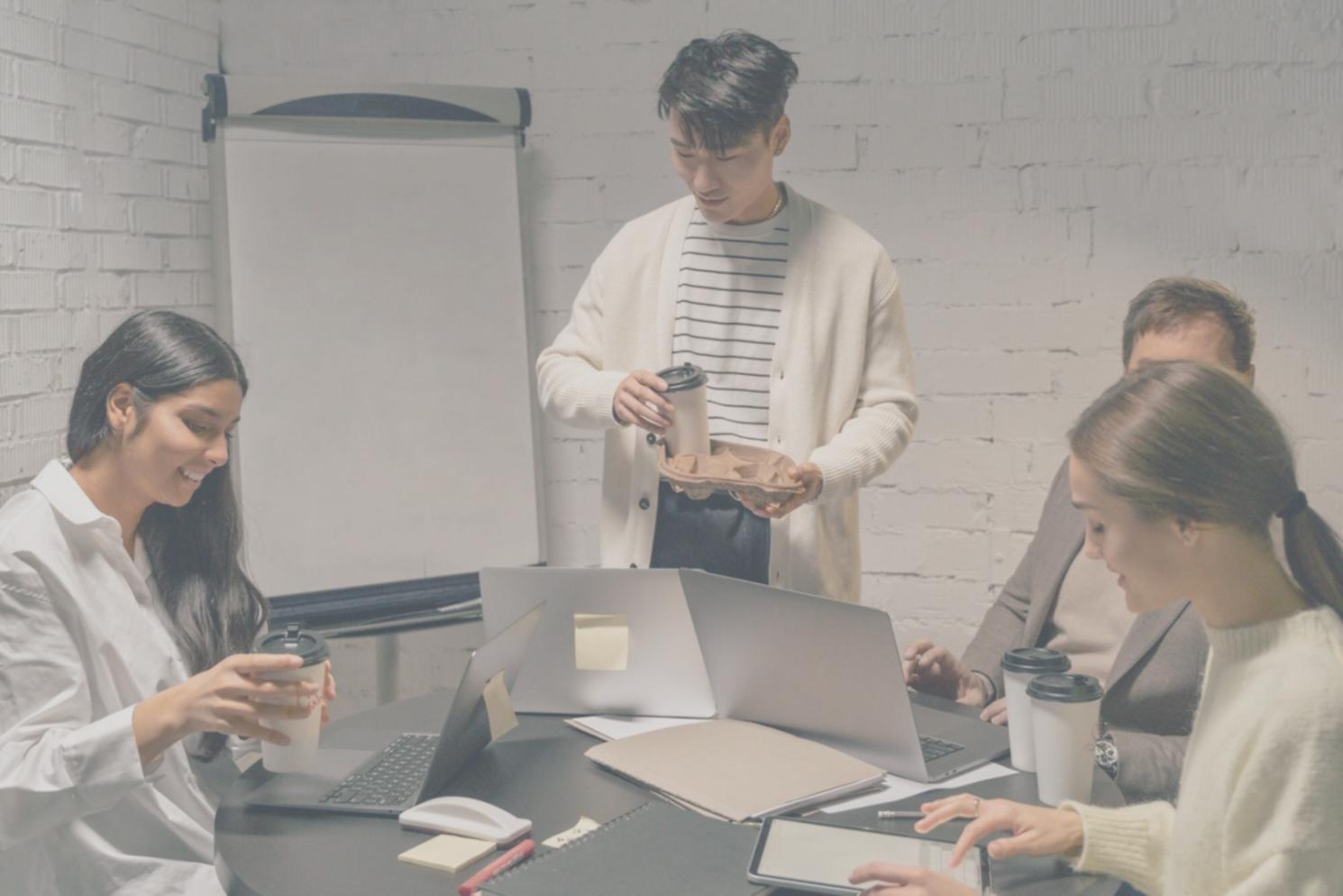 Empresario implementando estrategias financieras en su oficina con documentos y gráficos