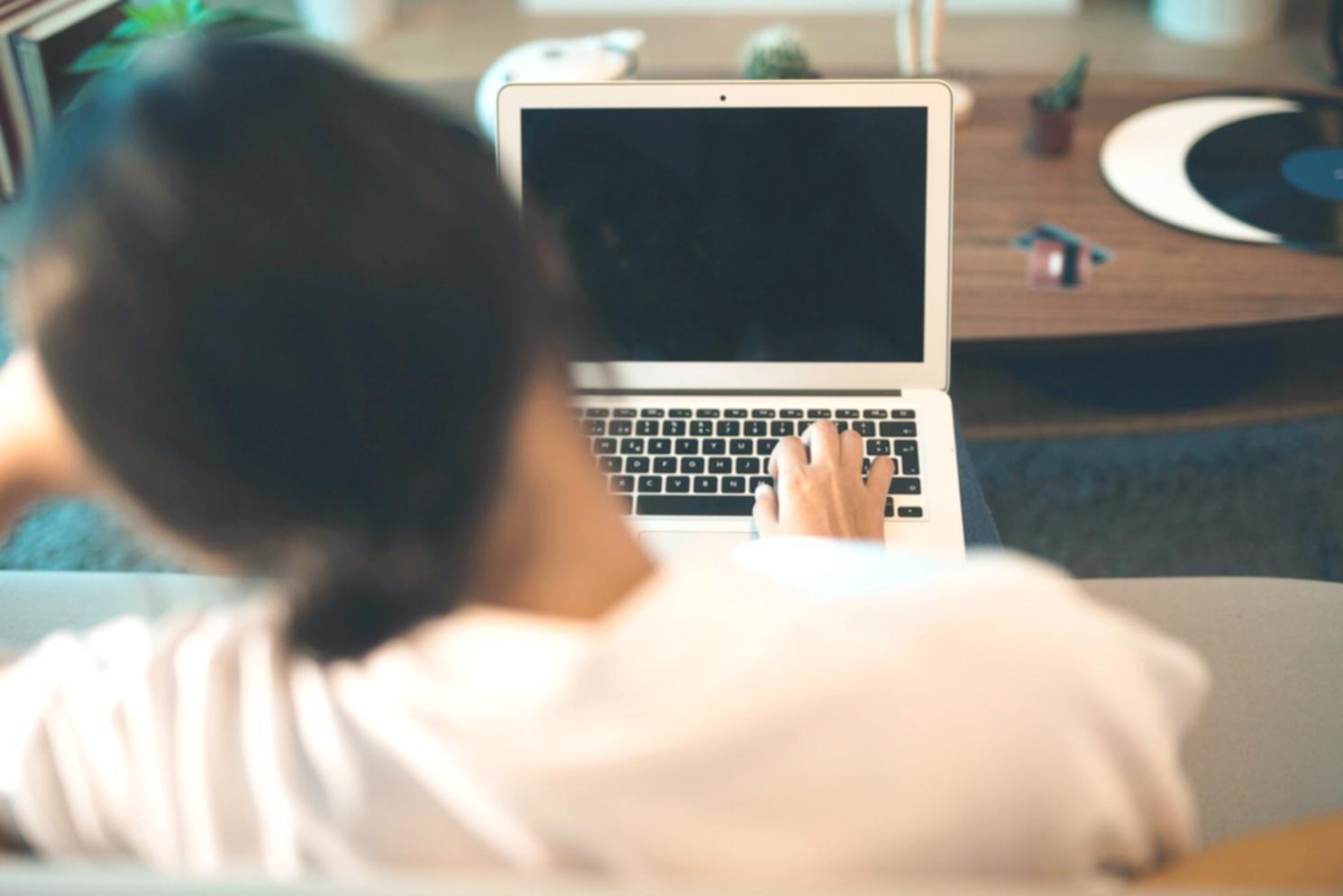 Sesión de formación financiera empresarial con análisis de casos prácticos