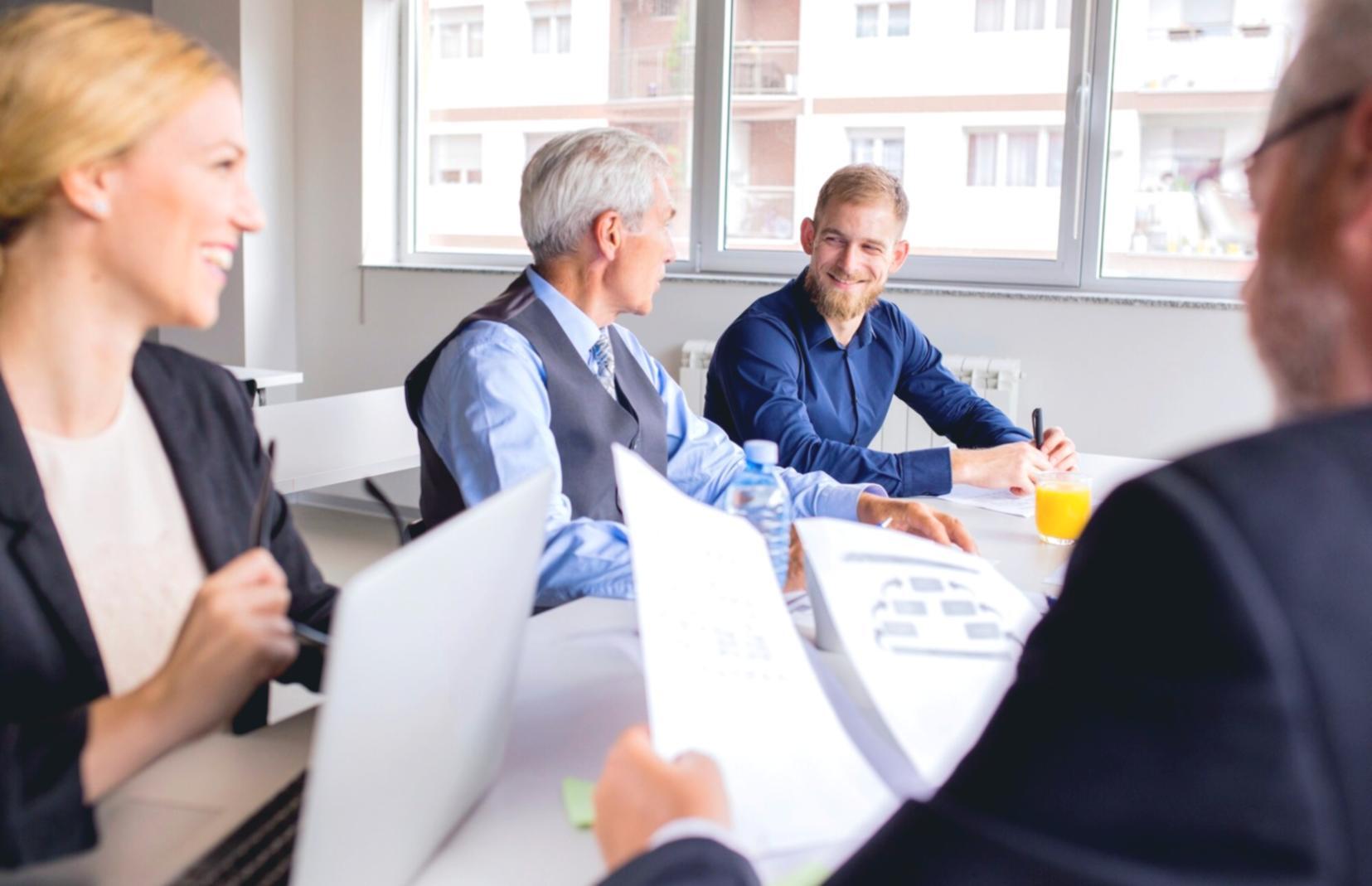 Profesionales analizando datos financieros y estrategias de adaptación empresarial